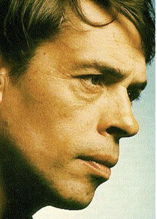 Retrato de Jacques Brel, con el rostro de perfil.