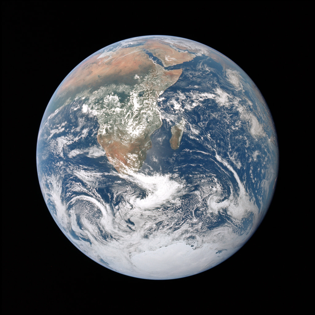 La Tierra fotografiada desde el espacio por la tripulación del Apolo 17: África, océanos y nubes sobre fondo negro.